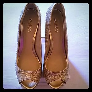 Gorgeous, "all that glitters is gold" pumps!